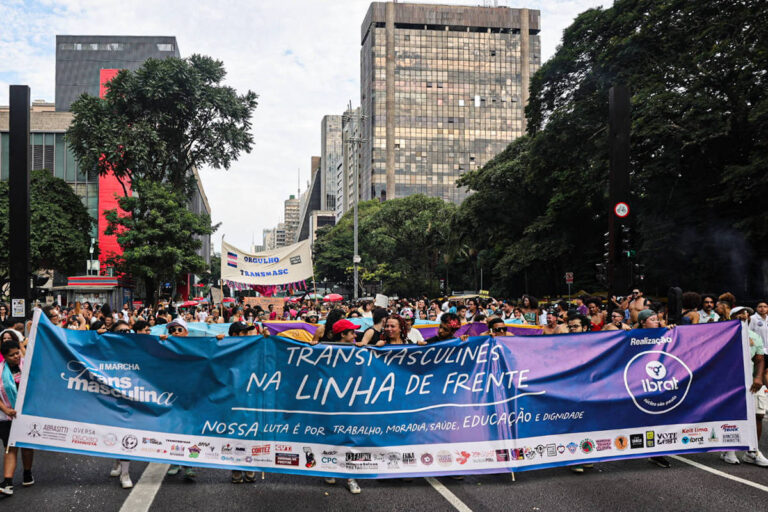 Participantes da Marcha Transmasculina, em SP, criticam políticas anti-LGBTQIA+ e pedem direitos