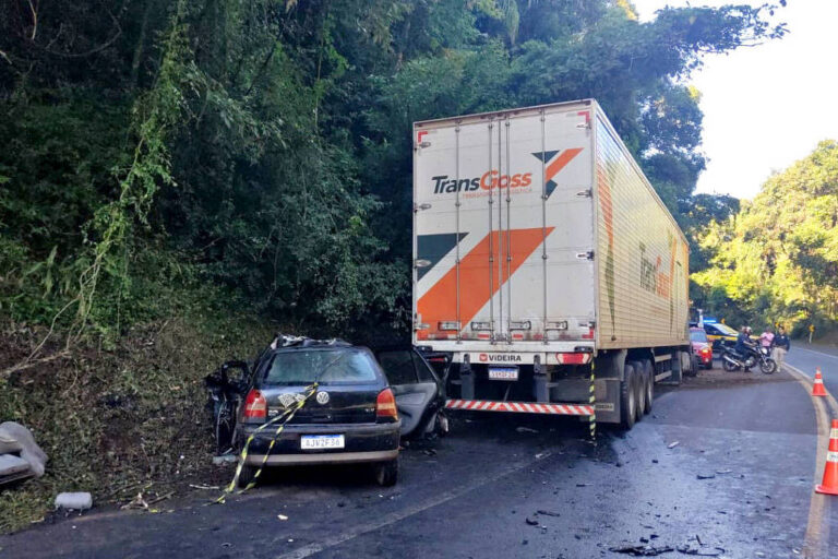 Cinco morrem e bebê fica ferida em acidente entre carro e caminhão no Paraná