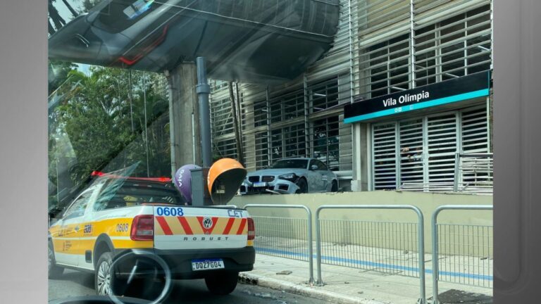 BMW desliza na pista e vai parar em frente à estação Vila Olímpia em SP | CNN Brasil