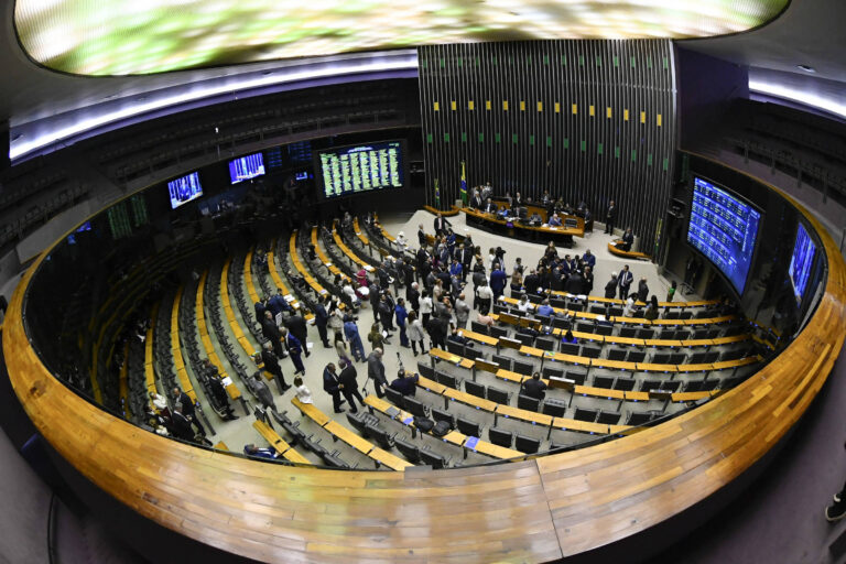 Painel: Governistas buscam centrão para 'equilibrar' comissões na Câmara
