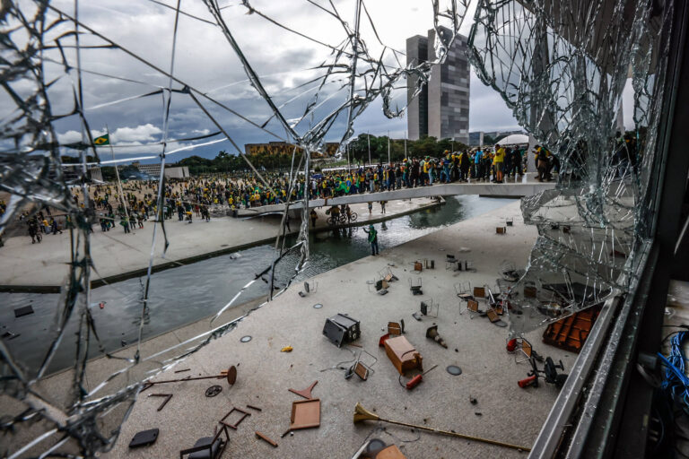 Golpe de Bolsonaro teria mais resistência e vítimas que o de 1964, avaliam especialistas