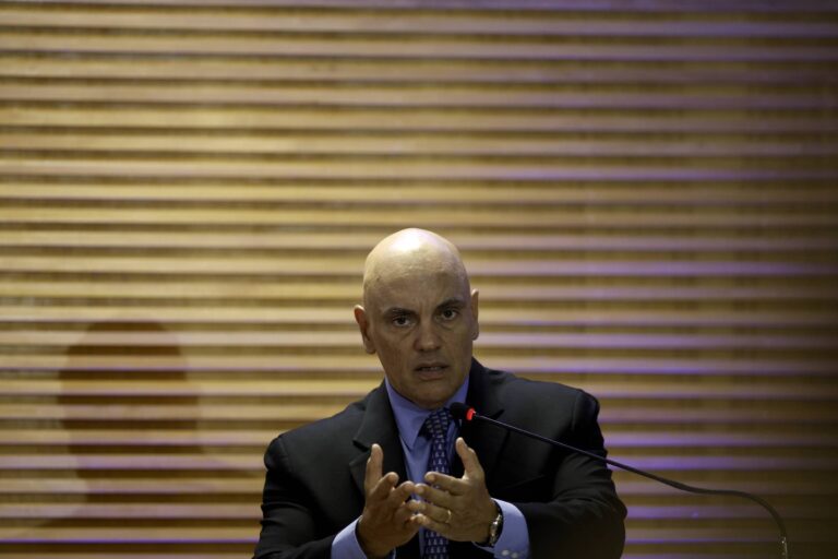Moraes tira da cadeia mais 11 réus do 8/1 após domiciliar a mulher que pichou estátua