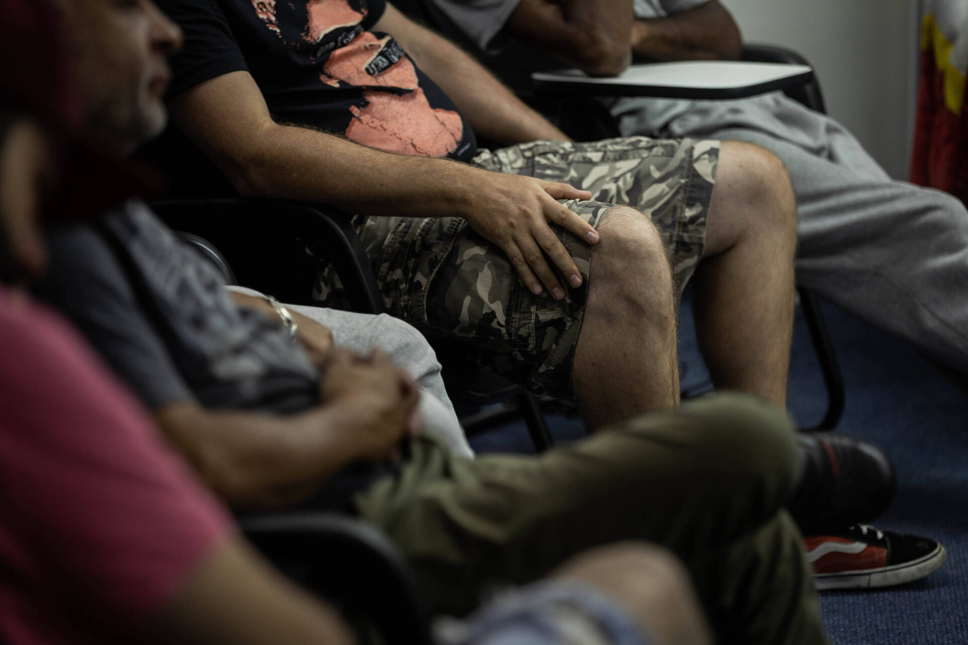 Acusados de violência doméstica oscilam entre negação e compreensão de atos em sessões de conversa