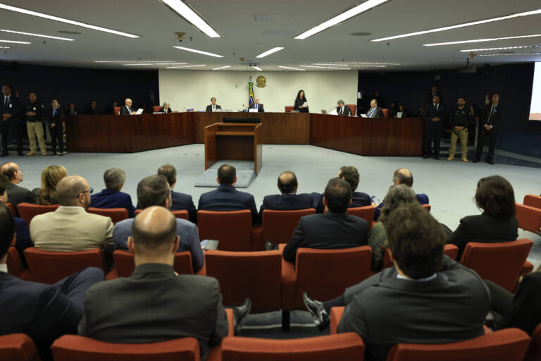 Golpe de 64 permeou declarações de ministros em julgamento que tornou Bolsonaro réu