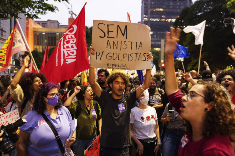 Esquerda usa 'Bolsonaro réu' e aniversário do golpe e descola de governo em atos contra anistia e 1964