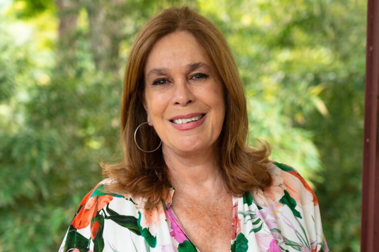 Velho precisa ser feliz e morrer com dignidade, diz Mary del Priore