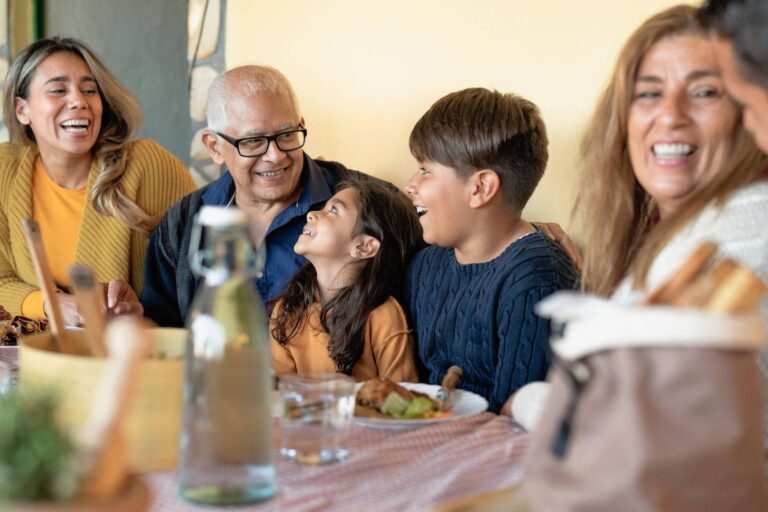 Saúde Mental: Almoçar e jantar com família e amigos aumenta sensação de bem-estar, diz pesquisa