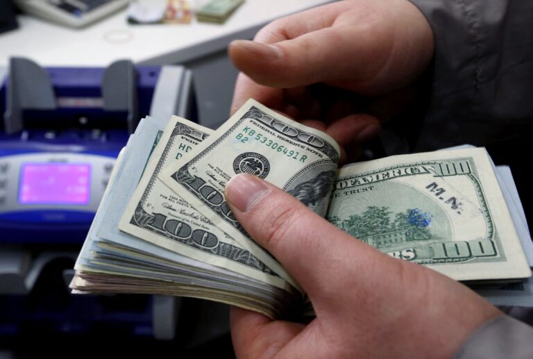 Dólar sobe e fecha a R$ 5,69, de olho no anúncio de Trump sobre tarifaço global; Ibovespa avança