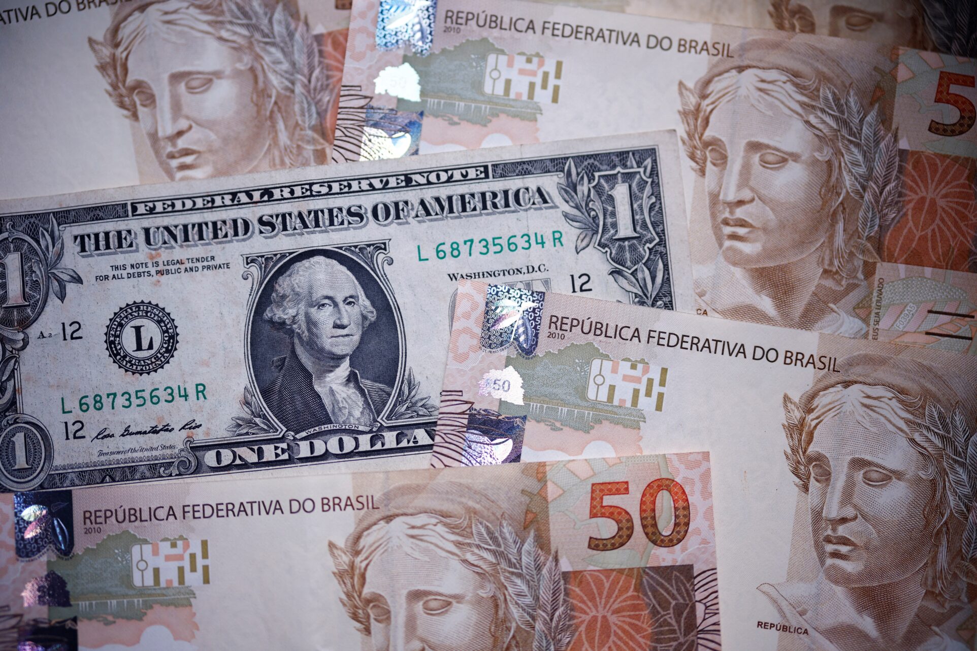 Dólar cai e fecha em R$ 5,68, após dados fracos dos EUA e à espera do 'tarifaço' de Trump; Ibovespa sobe