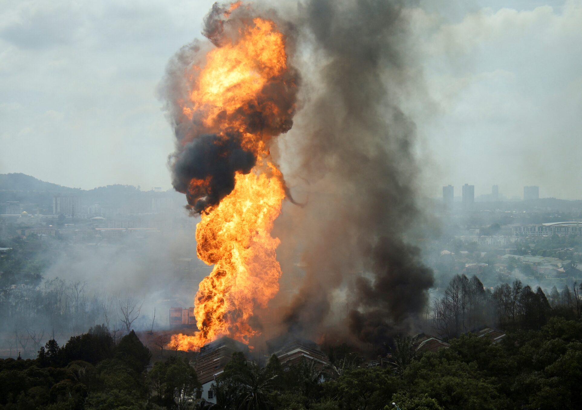 Vazamento em gasoduto provoca grande incêndio na Malásia; 33 ficaram feridos