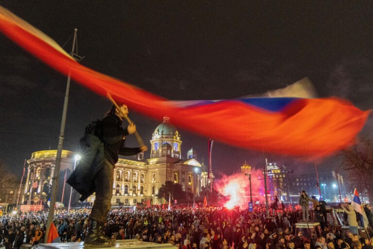 'Som misterioso': EUA e Rússia investigam suposto uso de arma sonora em protestos na Sérvia; veja VÍDEO