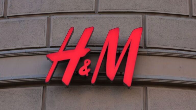 H&M abrirá 3 lojas no Brasil e já contrata em SP e MG; veja como concorrer | CNN Brasil