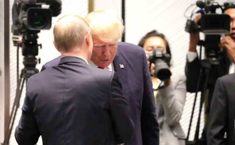 Trump diz estar “irritado“ com Putin e ameaça novas tarifas à Rússia | CNN Brasil