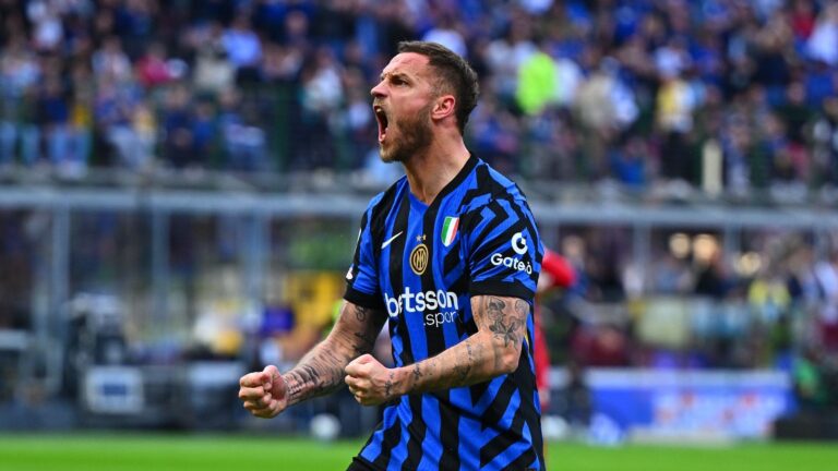 Inter de Milão vence a Udinese e pressiona o Napoli na briga pelo título | CNN Brasil