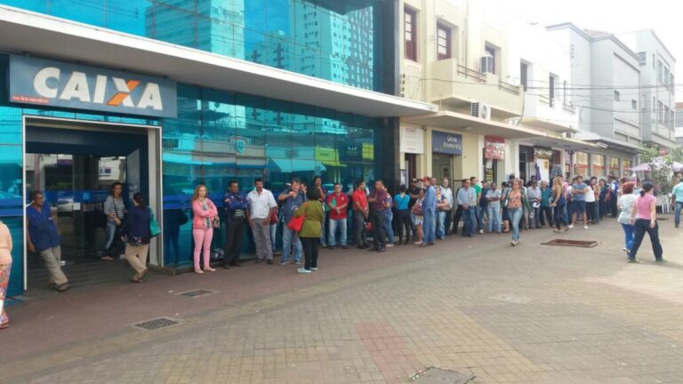 Mesmo antes da abertura, agências da Caixa já tinham filas em Campo Grande pelas contas inativas do FGTS
