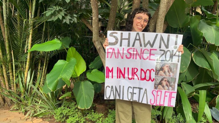 Fã que já esteve em documentário de Shawn Mendes tenta selfie com o cantor | CNN Brasil