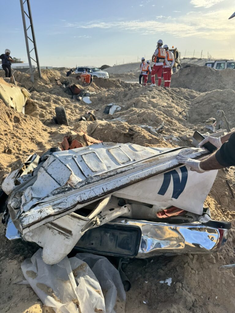 Corpos de paramédicos são achados em vala comum, em Gaza