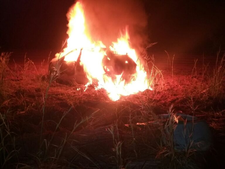 Traficantes fogem da polícia e incendeiam carro carregado com maconha