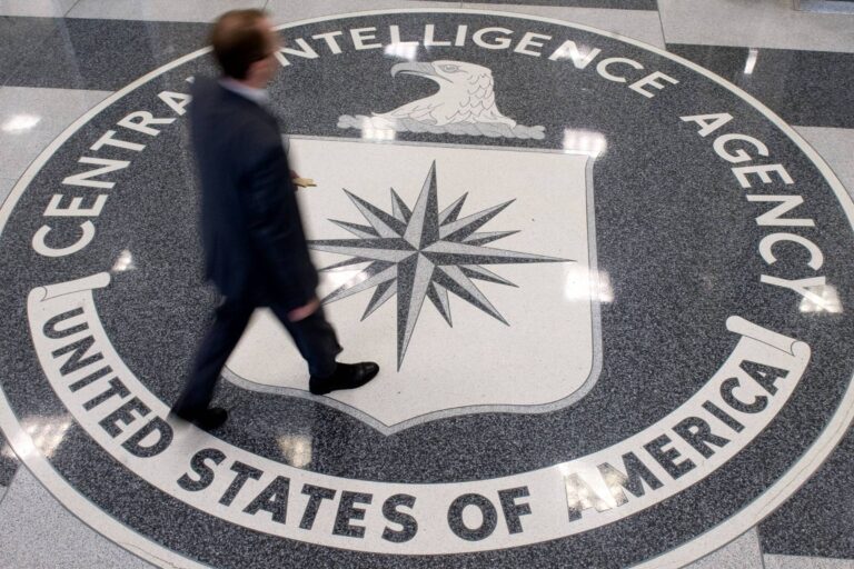 Seguranças da CIA abrem fogo contra veículo após mulher ignorar ordem de parada