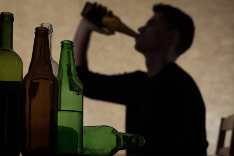 Consumo abusivo de álcool entre jovens prevalece no Brasil enquanto mundo vê redução