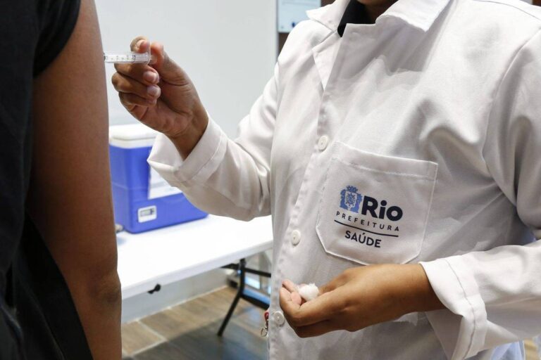 Rio amplia vacinação contra dengue para jovens de 19 e 20 anos