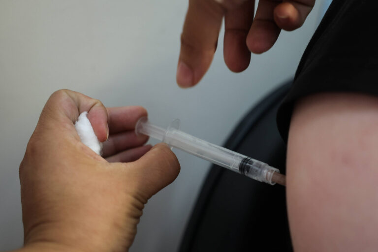 Vacina da dengue não será ofertada em escolas pois disponibilidade é restrita, diz Padilha