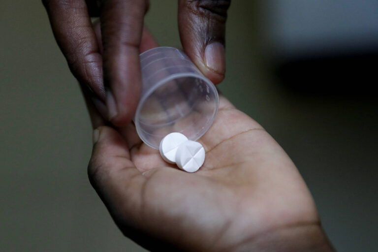Meio milhão de crianças podem morrer de Aids até 2030 após cortes de Trump, diz análise na Lancet