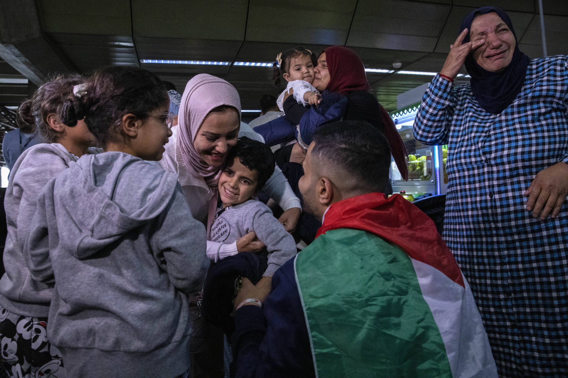 Mônica Bergamo: Reencontro de crianças repatriadas de Gaza com pai no Brasil tem choro e gritos de emoção; assista