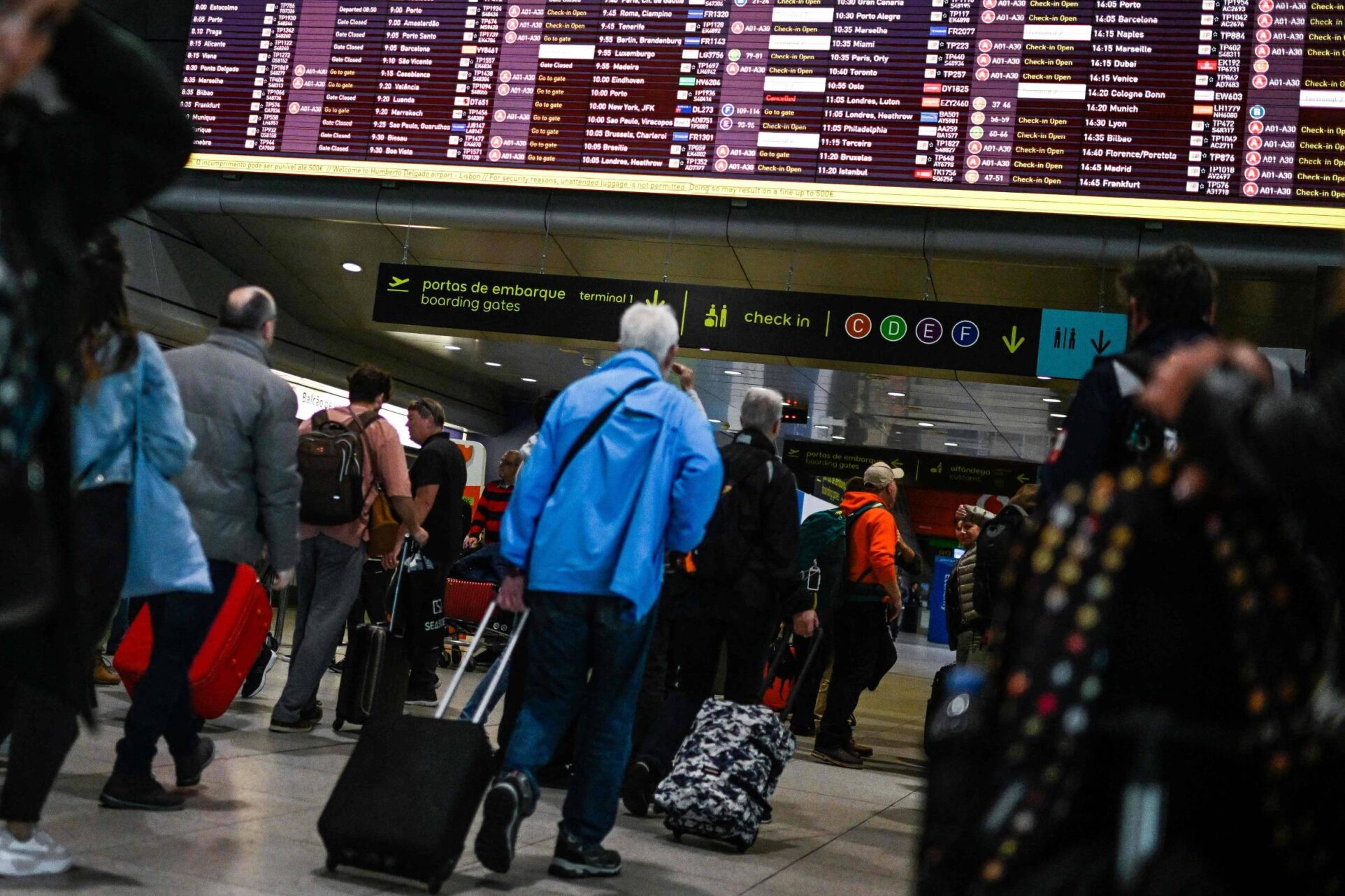 Novo sistema de controle de fronteiras gera filas de até 4h no aeroporto de Lisboa