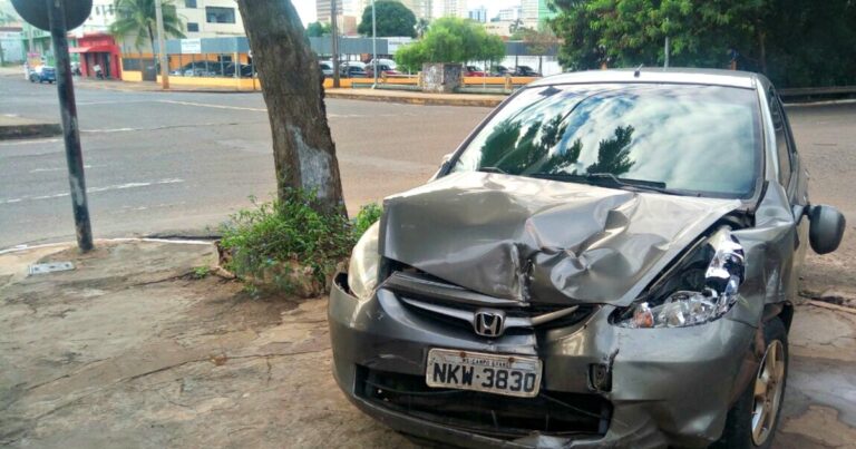 Motorista 'fura' sinal vermelho, colide e foge em Campo Grande