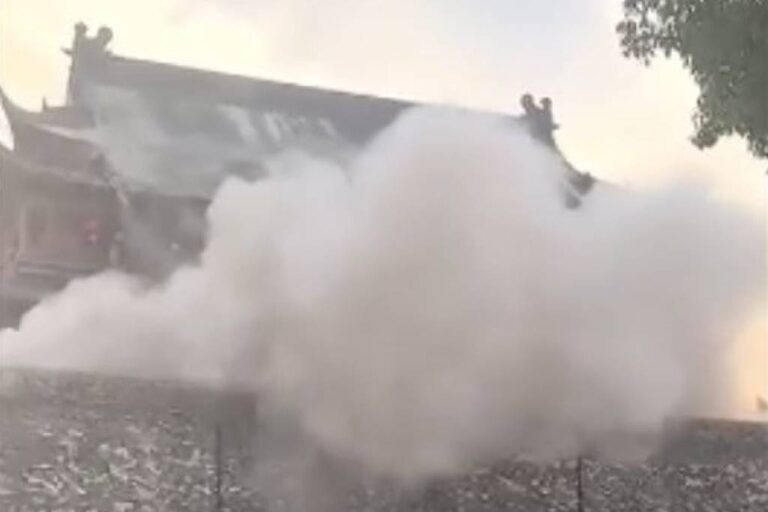 Antiga torre chinesa desaba pouco depois de reforma milionária; veja vídeo