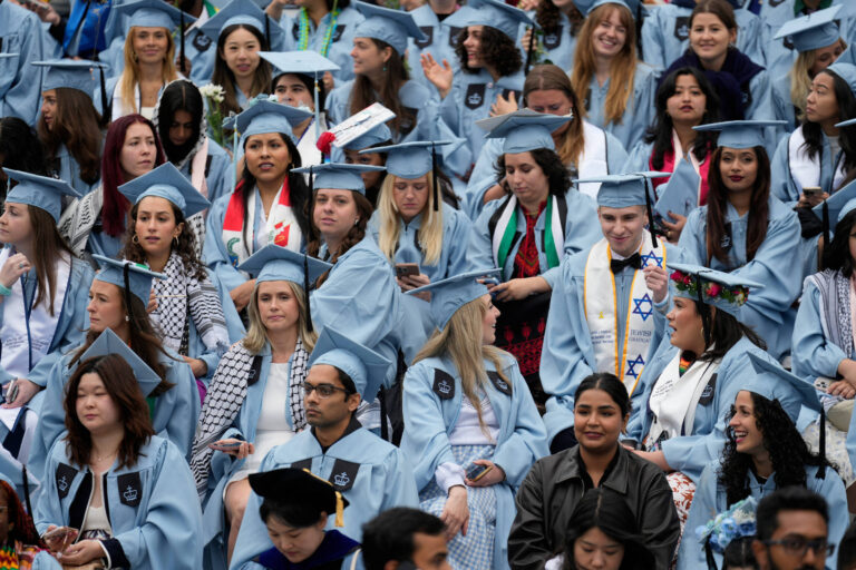 Reitora da Universidade Columbia é vaiada durante formatura; veja vídeo